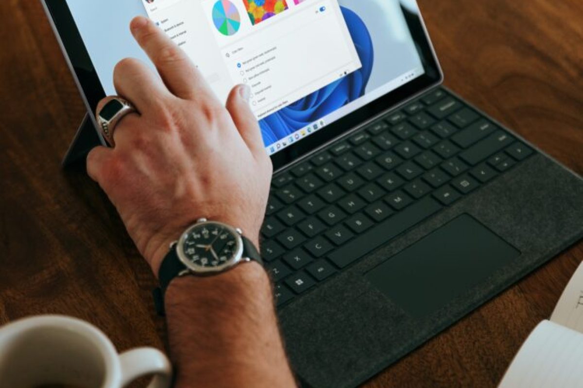 windows-vfOtKkhHkbE-unsplash-683x1024-1